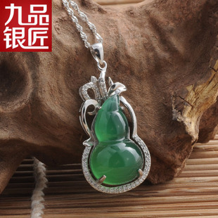 祥瑞隨身，笑佛相伴 天然緬甸A貨翡翠玉佛吊墜，925銀鑲嵌的雅致之選